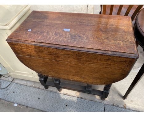 AN EARLY 20TH CENTURY OAK GATE LEG TABLE ON BARLEY TWIST LEGS, 41" X 29" OPENED
