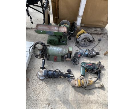 SEVEN VARIOUS POWER TOOLS TO INCLUDE A WARCO BELT AND DISC SANDER, BENCH GRINDER AND A DEWALT CIRCULAR SAW ETC