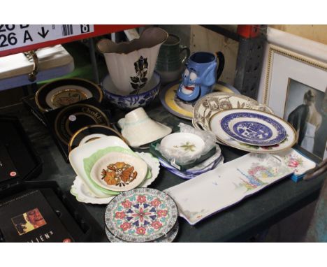 A MIXED LOT OF CERAMICS TO INCLUDE SHELLEY PLATES, CHOKIN PLATES, CABINET PLATES, ETC
