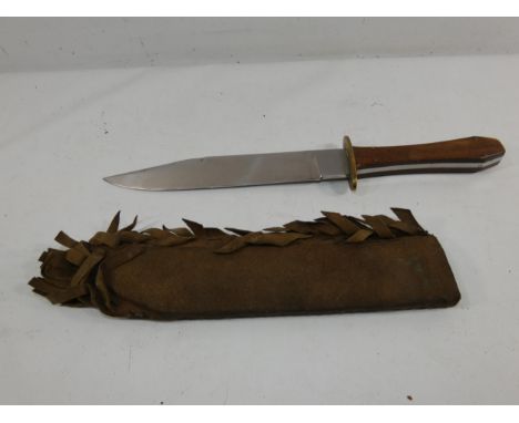 A HUNTING KNIFE AND SCABBARD 22CM BLADE, LENGTH 41CM