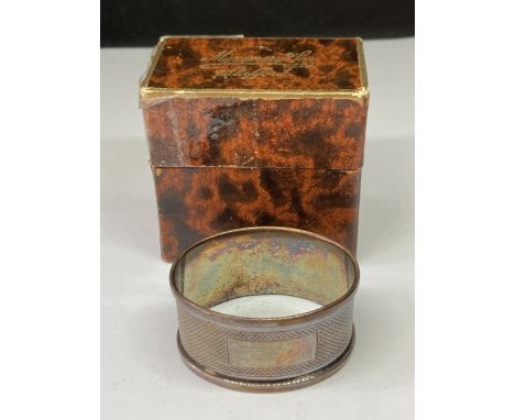 A HALLMARKED BIRMINGHAM SILVER NAPKIN RING IN A PRESENTATION BOX