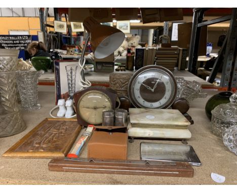 AN ONYX TRINKET BOX WITH VELVET LINING TOGETHER WITH A SWAN NECK DESK LAMP, VINTAGE CLOCKS, ETC.,