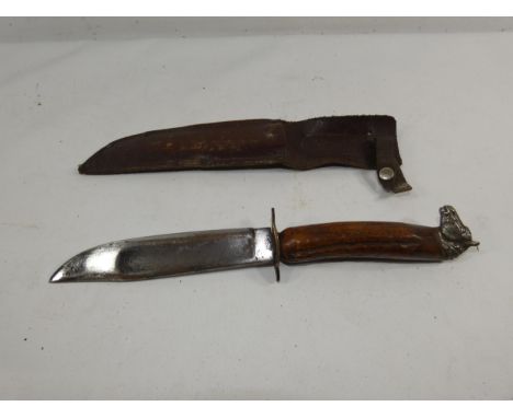 A HUNTING KNIFE AND SCABBARD, 14.5CM BLADE, LENGTH 30CM
