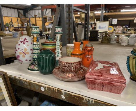 A MIXED LOT TO INCLUDE A PAIR OF BELIEVED TO BE LOETZ ORANGE GLASS VASES, CERAMIC CANDLESTICKS, ETC.,