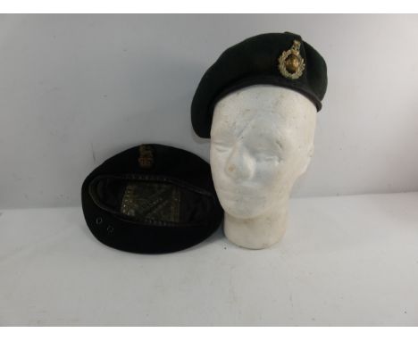 A WORLD WAR II/MID 20TH CENTURY ROYAL MARINES GREEN BERET AND BADGE AND A GENERAL STAFF BERET AND BADGE