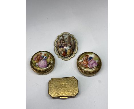 A CERAMIC BROOCH WITH A YELLOW METAL MOUNT AND THREE PILL BOXES TO INCLUDE A STRATTON AND TWO LIMOGES