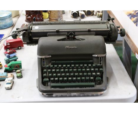 A VINTAGE OLYMPIA DELUXE TYPEWRITER, OLYMPIA WERKE AG.WILHELMSHAVEN, MADE IN WESTERN GERMANY
