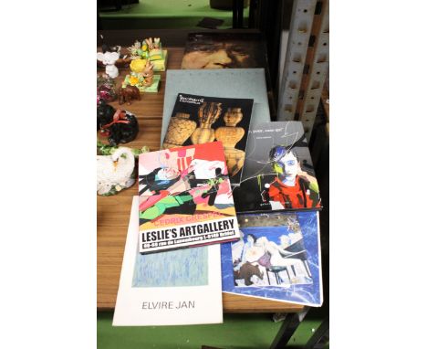 A QUANTITY OF BOOKS RELATING TO ARTISTS TO INCLUDE GORDON KING, DRAWN TO LIFE AND REMBRANDT