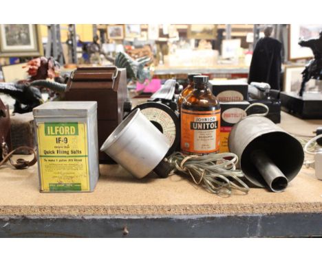 A QUANTITY OF VINTAGE DARK ROOM PHOTOGRAPHIC DEVELOPING EQUIPMENT TO INCLUDE, A WOODEN CASED EXTACTUM PRINTER, JOHNSON FILM D