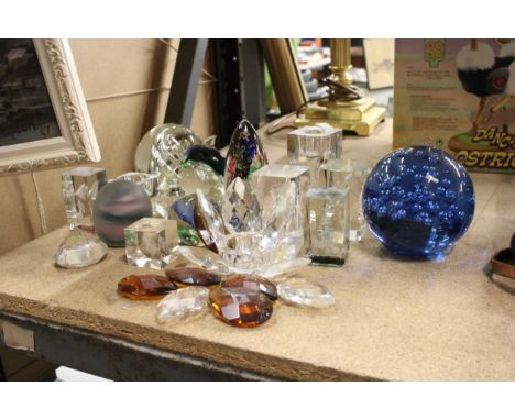 A COLLECTION OF GLASS PAPERWEIGHT TO INCLUDE A LARGE BLUE CONTROLLED BUBBLES, DOLPHIN, ETC