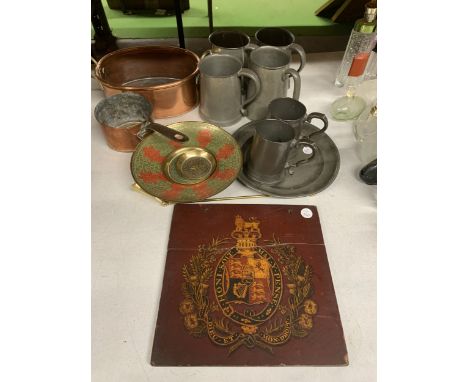 A COLLECTION OF VINTAGE PEWTER TO INCLUDE A PLATE AND SIX TANKARDS PLUS A COPPER PLANTER AND SMALL PAN, A CREST ON A BOARD, E