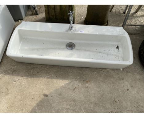 A LONG WHITE CERAMIC SINK WITH SINGLE TAP (L:107CM)