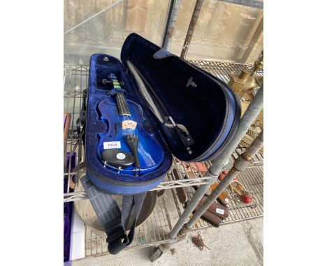AN INTERMUSIC STUDENT VIOLIN WITH CARRY CASE AND BOW