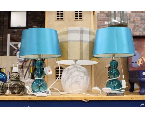 A PAIR OF TABLE LAMPS WITH BLUE GLASS 'BUBBLE' BASE AND TURQUOISE SHADES PLUS A CERAMIC MARBLE STYLE LAMP WITH A RETRO LAMPSH