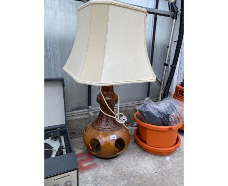 A LARGE DECORATIVE CERAMIC TABLE LAMP WITH SHADE