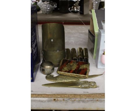 A MIXED LOT TO INCLUDE FOUR 1943 20MM SHELLS, A TRENCH ART CONTAINER, BRASS PARROT AND OWL LETTER OPENERS PLUS A VINTAGE GERM