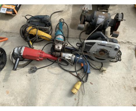 AN ASSORTMENT OF POWER TOOLS TO INCLUDE BENCH GRINDER, MAKITA ANGLE GRINDER AND CIRCULAR SAW ETC
