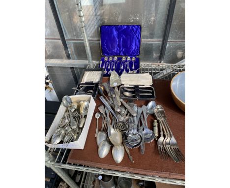 AN ASSORTMENT OF SILVER PLATED FLATWARE TO INCLUDE CASED TEASPOON SETS ETC
