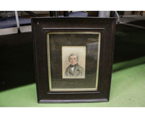A MIXED MEDIA PORTRAIT OF A GENTLEMAN - HAS SCRIPT TO THE MOUNT BUT ILLEGIBLE - IN A WOODEN FRAME, 32CM X 28CM