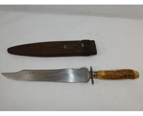 A HUNTING KNIFE AND SCABBARD, 23CM BLADE, LENGTH 37CM