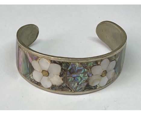 A VINTAGE MEXICAN ALPACA ABALONE MOTHER OF PEARL FLORAL BRACELET