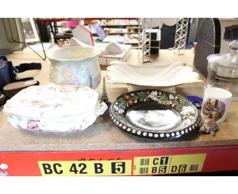 A QUANTITY OF CERAMICS TO INCLUDE A PLANTER, LIDDED TUREEN, A SERVING BOWL, ETC