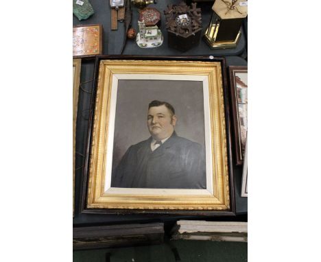 AN OVER PAINTED PORTRAIT PRINT OF A GENTLEMAN, IN A WOODEN AND GILT FRAME, 70CM X 60CM