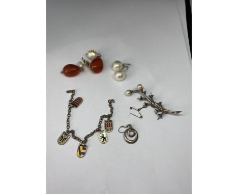 VARIOUS SILVER ITEMS TO INCLUDE TWO PAIRS OF EARRINGS ONE WITH AMBER, A PEARL BROOCH, A CHARM BRACELET AND A FURTHER EARRING