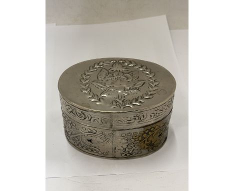 AN ANTIQUE BELIEVED SILVER TRINKET/POWDER BOX - GROSS WEIGHT 163 G