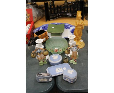A MIXED LOT TO INCLUDE WEDGWOOD JASPER WARE TABLE LIGHTER AND TRINKET BOWLS, BLUE AND WHITE SERVING BOWL, CANDLESTICKS, FIGUR