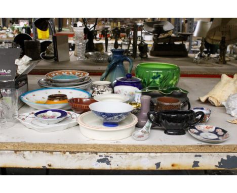 AN ASSORTMENT OF CERAMIC ITEMS TO INCLUDE PLANT POTS, VASES, JARS, PLATES ETC