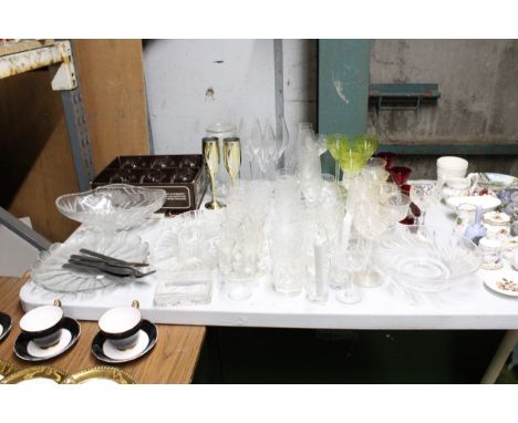 A LARGE QUANTITY OF GLASSWARE TO INCLUDE A BOXED SET OF DESSERT DISHES, BOWLS, CHAMPAGNE FLUTES, WINE GLASSES, TUMBLERS, ETC
