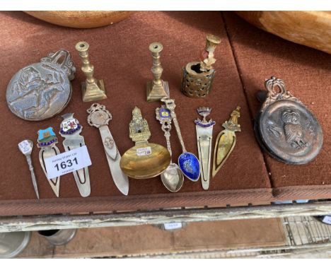 AN ASSORTMENT OF ITEMS TO INCLUDE CADDY SPOONS AND PAGE MARKERS ETC