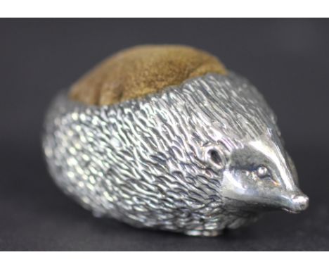 A silver hedgehog pin cushion, Ammonite Ltd, Birmingham 1982, 5.5cm long 