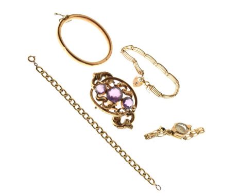 Assorted yellow metal and unmarked jewellery to include snap bangle, gate link bracelet with heart shape padlock, cocktail wa