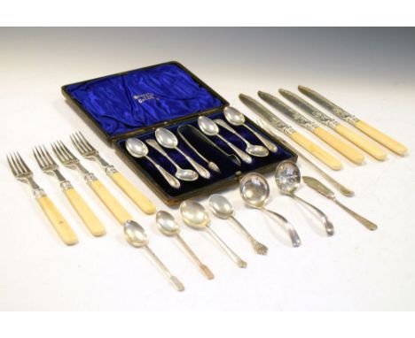 Quantity of silver items to include a cased set of Victorian silver teaspoons and sugar tongs, Sheffield 1895 and 1900, set o