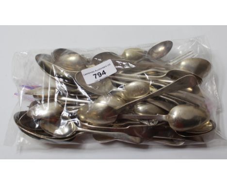 Quantity of various silver flatware, including tablespoons and teaspoons, 32oz t