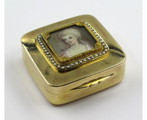 Fine quality 15ct yellow gold compact, the cover decorated with a miniature head and shoulder portrait of a bewigged lady sur