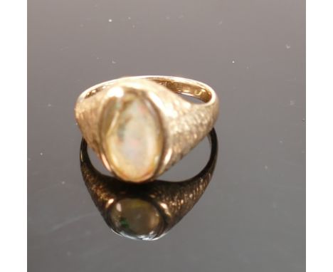 9ct gold ring set with oval opal stone: size L,4.9g. 