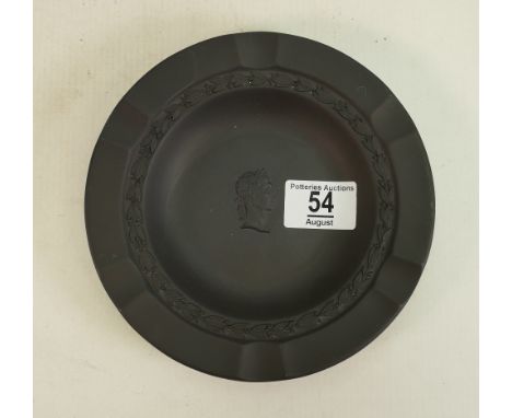 Wedgwood black basalt cigar tray: Mid 20th century depicting a Roman type head, 17.5cm. 