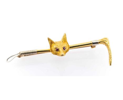 HUNTING INTEREST, 9ct gold fox mask and riding crop bar brooch, the fox mask with ruby eyes, 5.5cms wide, 6.0gms in Duncan of