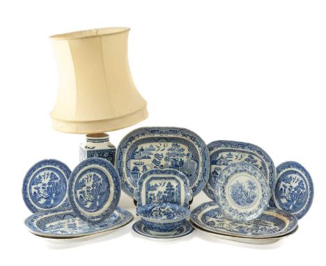 ASSORTED BLUE & WHITE CERAMICS, including a modern Chinese style table lamp, various Staffordshire Willow pattern dishes and 
