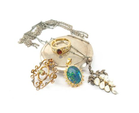 MIXED GROUP JEWELLERY & SILVER, including Edwardian 9ct gold peridot, garnet and seed pearl pendant, silver powder compact on