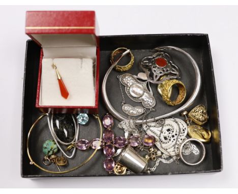 A small quantity of assorted jewellery, including white metal bangle, a silver gilt 'Dearest' bangle, silver thimble with mou