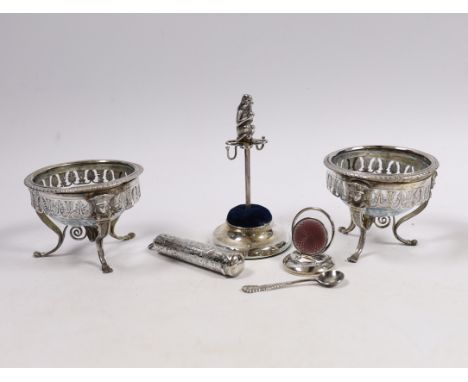 A pair of continental white metal mounted glass cauldron salts, with one associated spoon, an Edwardian silver mounted ring t