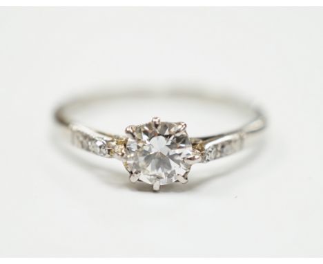 An 18ct, plat. and single stone diamond ring, with diamond set shoulders, size M/N, gross weight 1.9 grams.