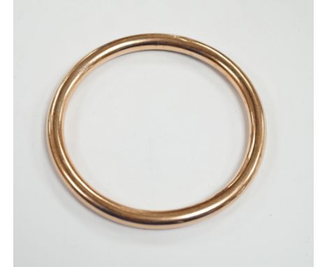 A George V 9ct gold hollow bangle, interior diameter 67mm, 13.8 grams.