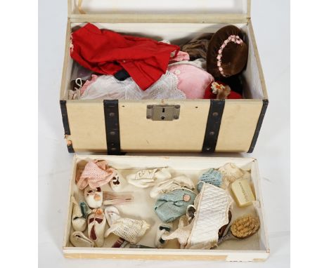 A doll's trunk with assorted vintage clothes, shoes and doll's accessories