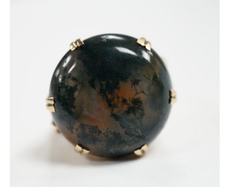 A modern 9ct gold and circular moss agate set dress ring, size H, gross weight 9.5 grams.