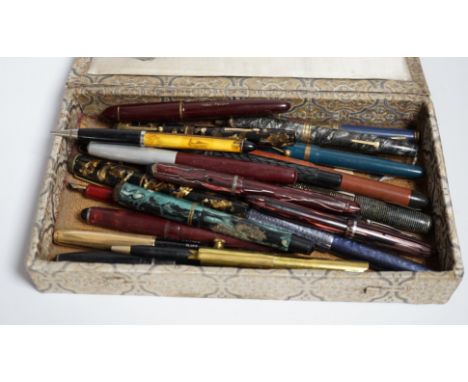 A collection of vintage fountain pen and boxes